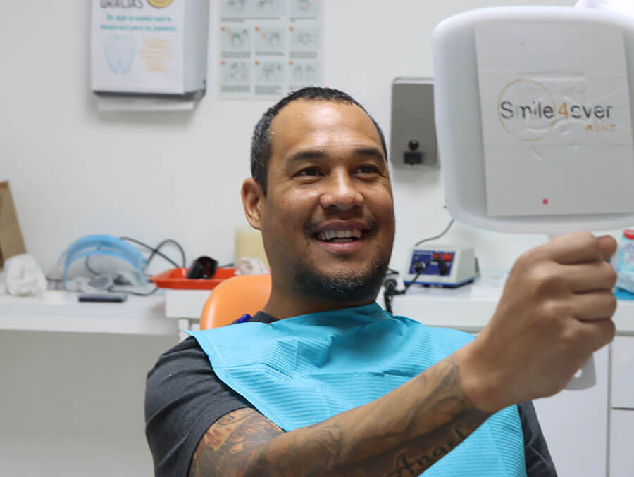 Patient with dental implants in tijuana